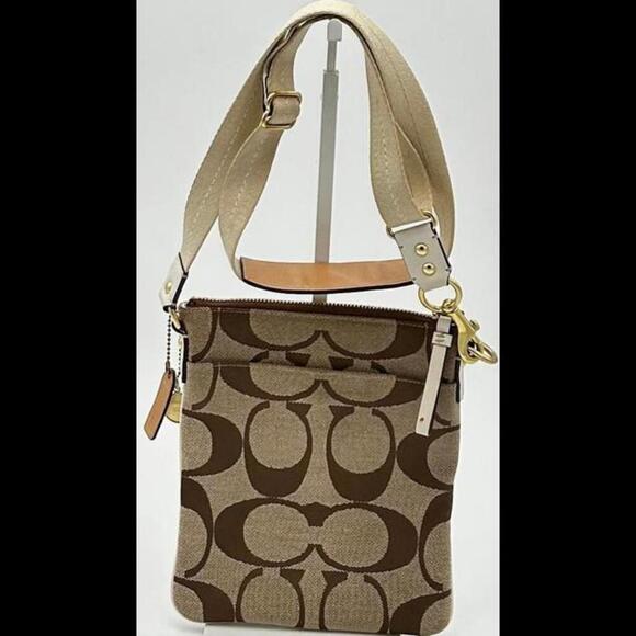 Coach Signature Canvas Crossbody Bag - Stylish and Versatile - Picture 2 of 6